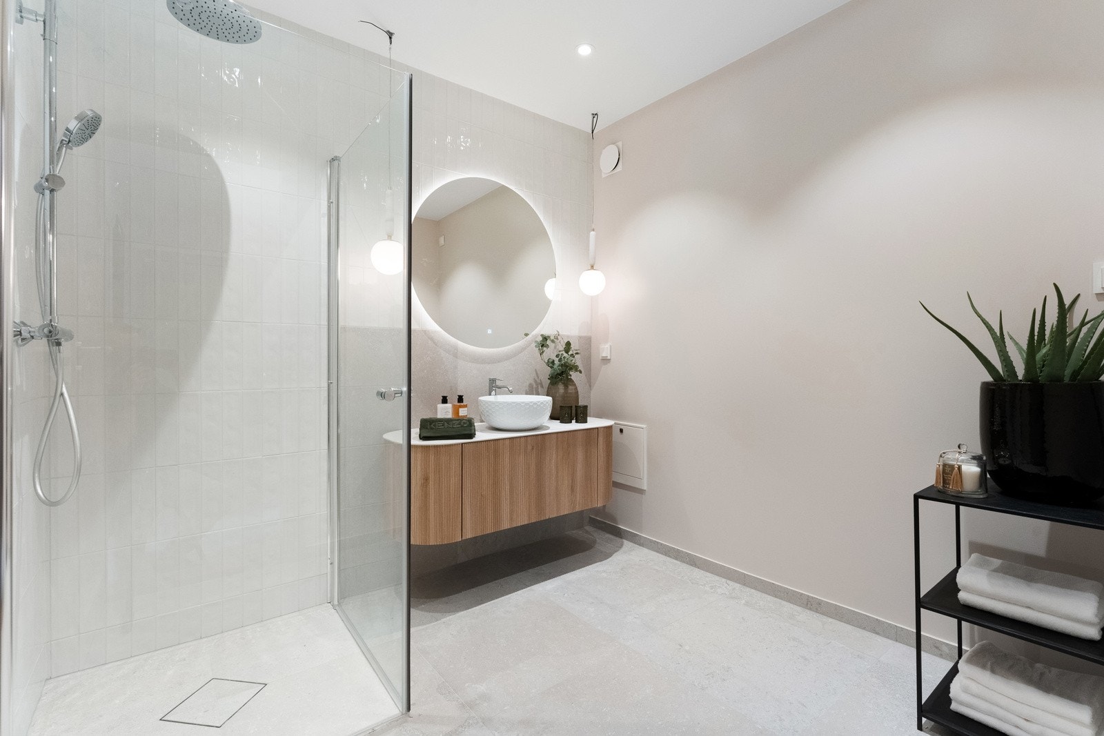 Nytt bad fra 2024 med varme i gulv. Arbeidet er utført av A-Z Byggeservice AS. Galleribilde