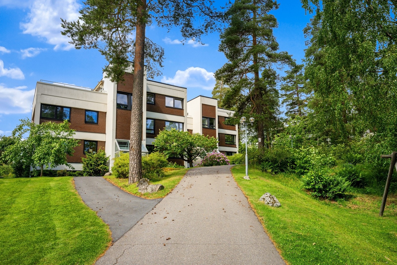 Fellesarealene er parkmessig opparbeidet med gressplener, asfalterte gangstier, diverse stauder og beplantninger. Galleribilde