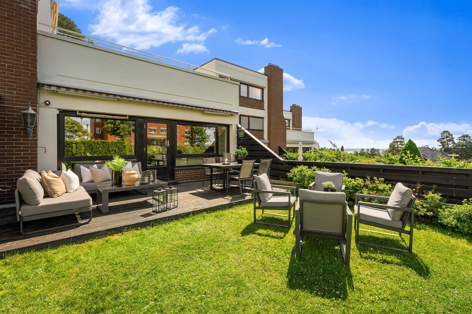 Vestvendt terrasse og hagedel med glimrende solforhold. Galleribilde