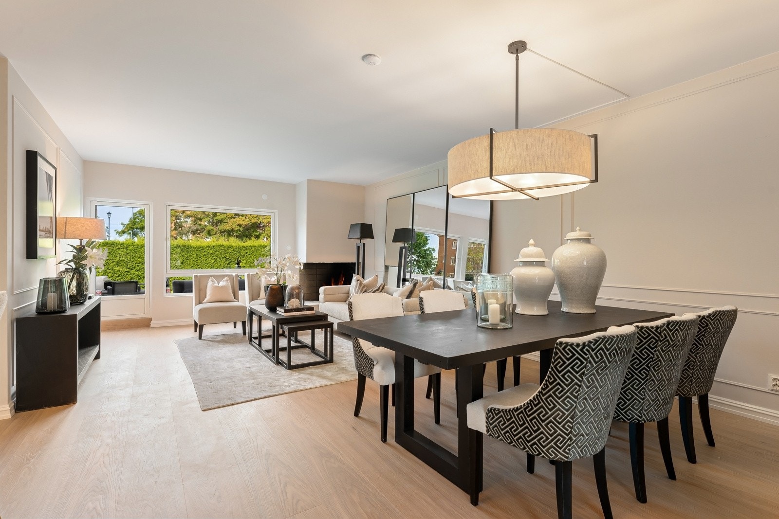 God plass til langbord med plass til 8-10 sitteplasser i tilknytning til det moderne kjøkkenet. Galleribilde