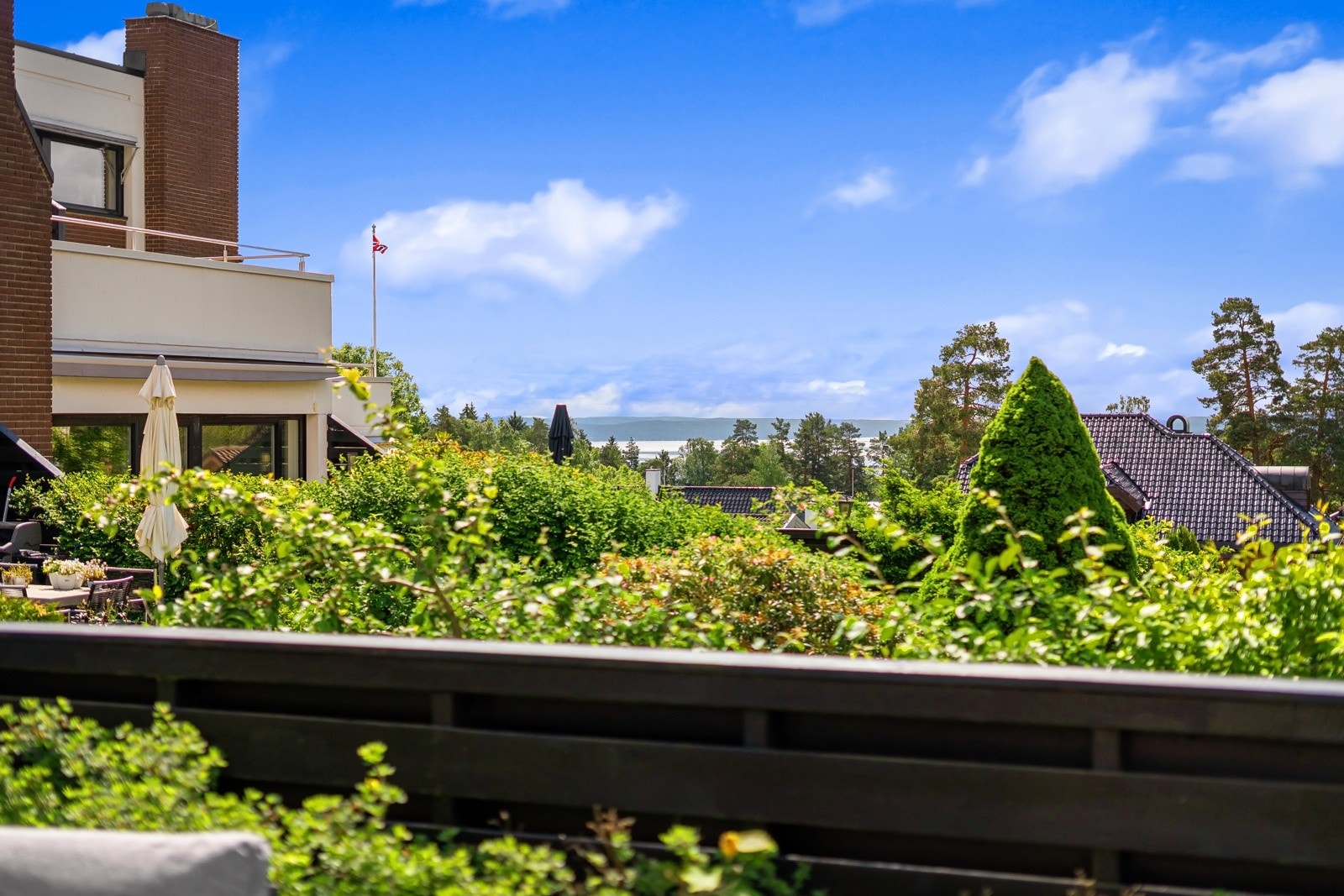 Vidstrakt utsikt og sol fra tidlig ettermiddag og til sen kveld midtsommers. Galleribilde