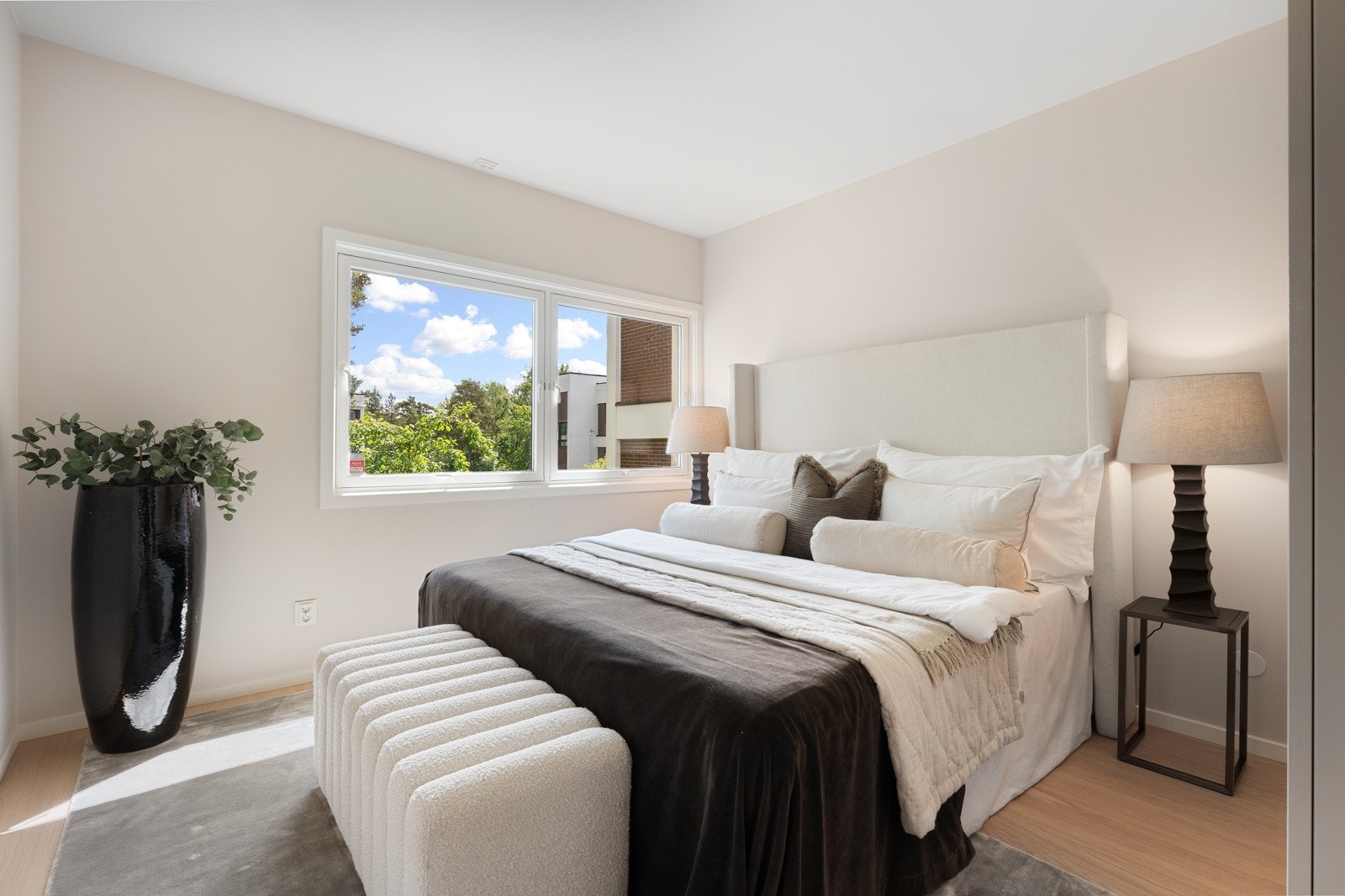 Hovedsoverommet er av god størrelse og har fin plass til stor dobbeltseng med tilhørende møblement. Galleribilde