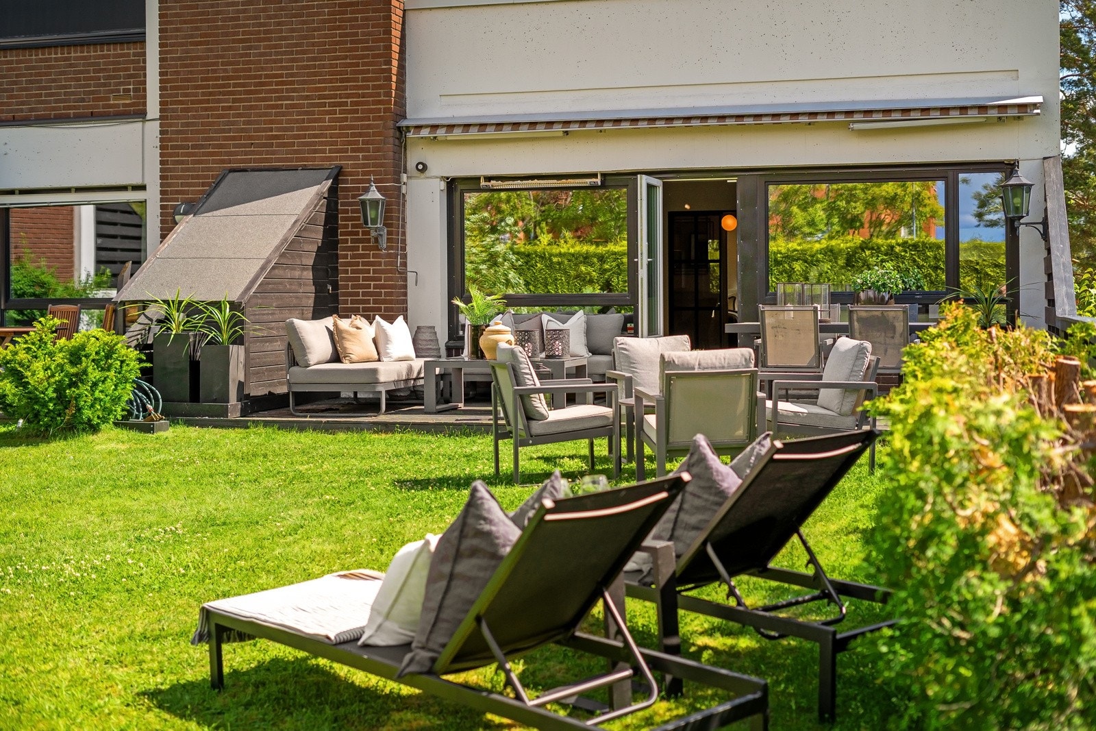 Fra hagedelen er det også en liten passasje som sørger for direkte adkomst fra gjesteparkeringen. Galleribilde