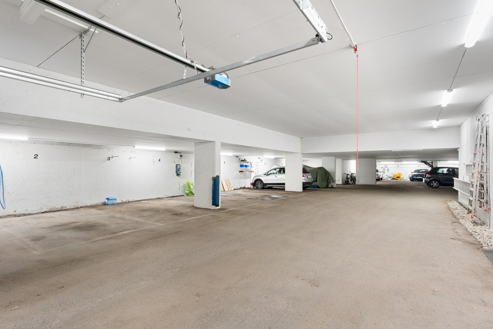 Det medfølger parkeringplass i felles lukket garasjeanlegg med mulighet for elbil-lader. Galleribilde