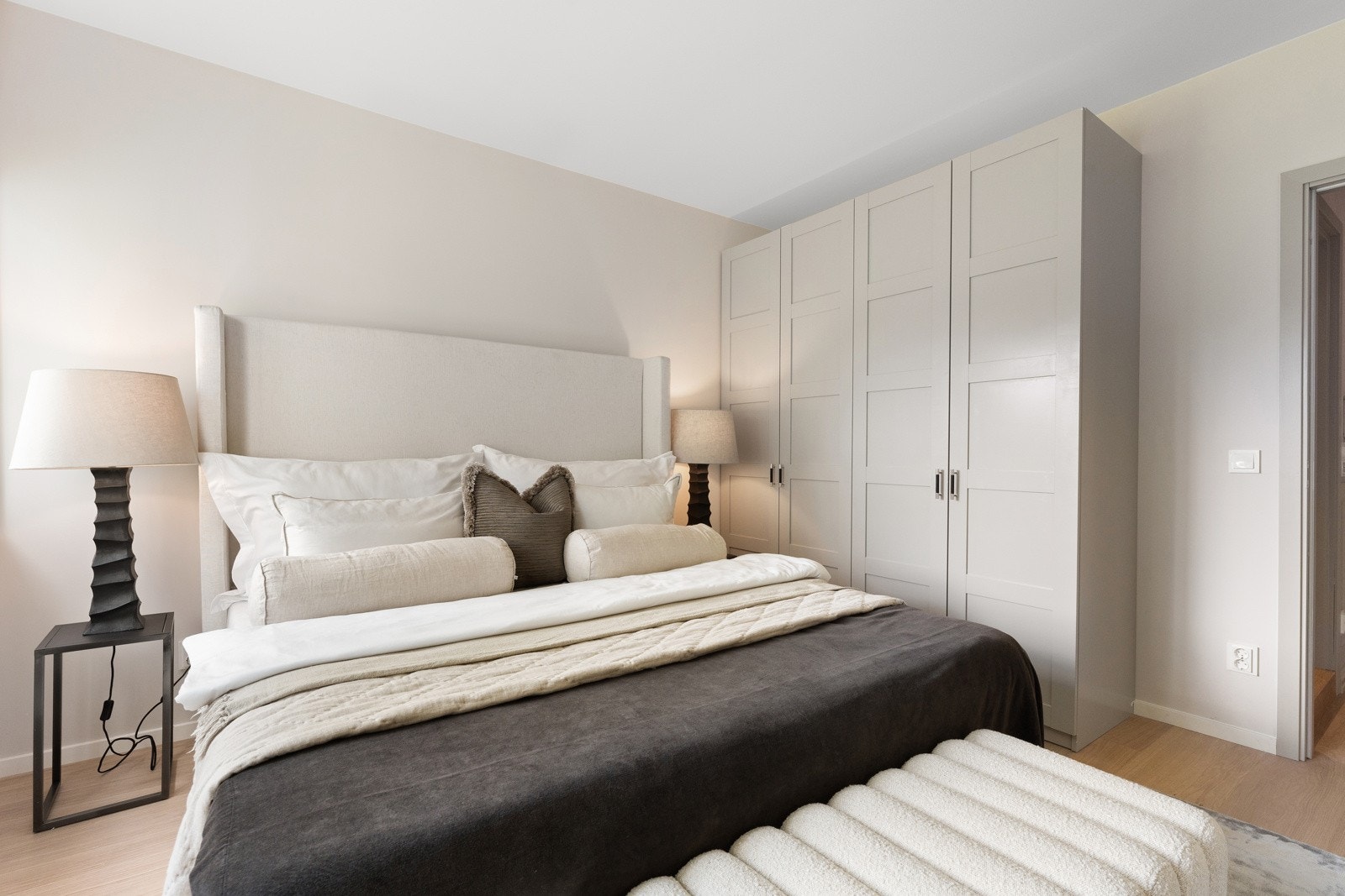 Boligen innehar tre soverom av gode størrelser, hvorav alle i likhet med leiligheten for øvrig har vinduer fra 2012. Galleribilde