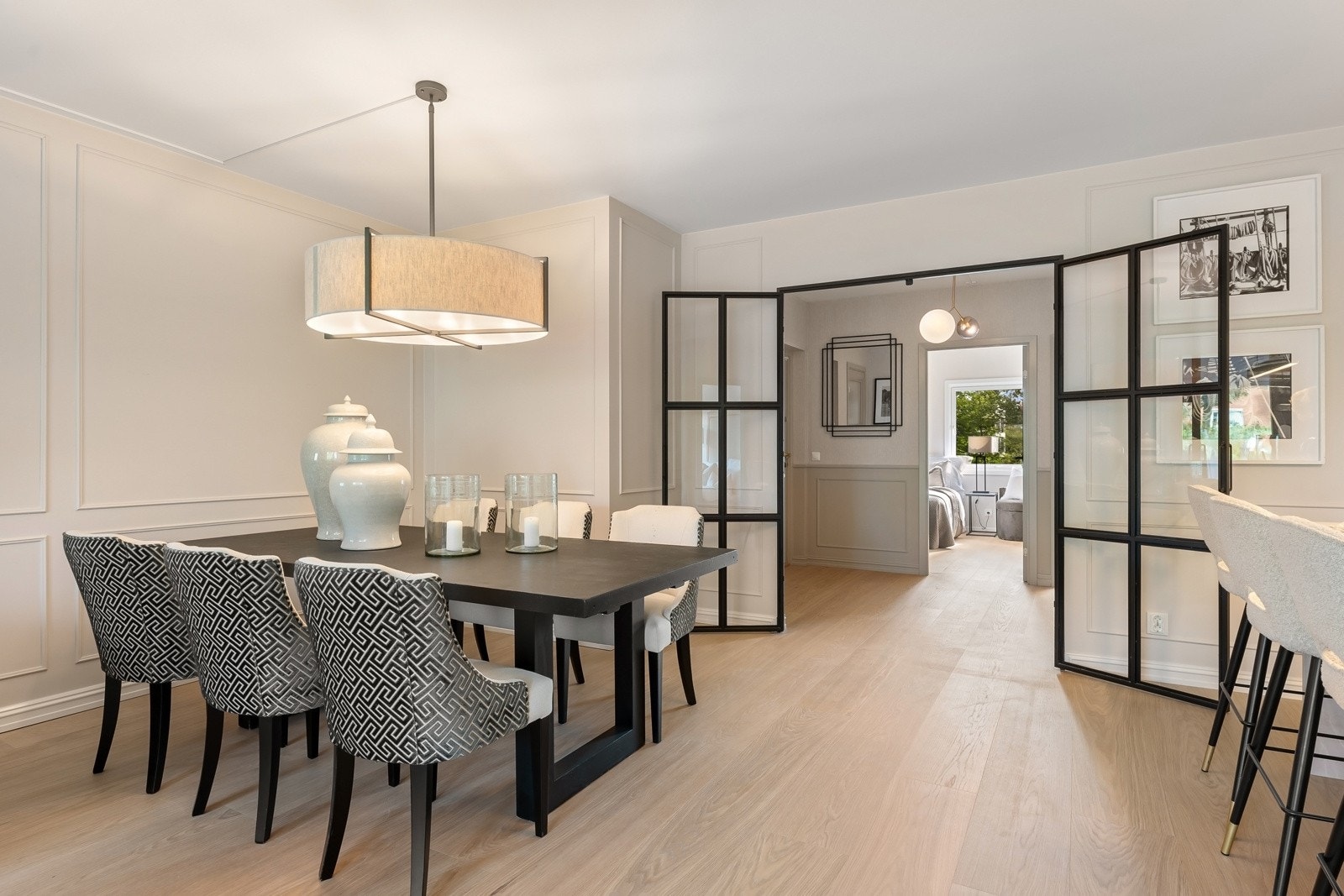 Via 2-fløyet glassdør er det adgang til hall, to av soverommene, baderom og gjestetoalett. Galleribilde