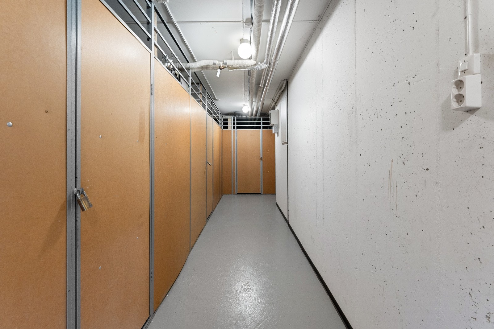 Ekstra lagringsplass i to disponible kjellerboder på henholdsvis 7,5 kvm og 3,5 kvm. Det er stikkontakt i den største boden. Galleribilde