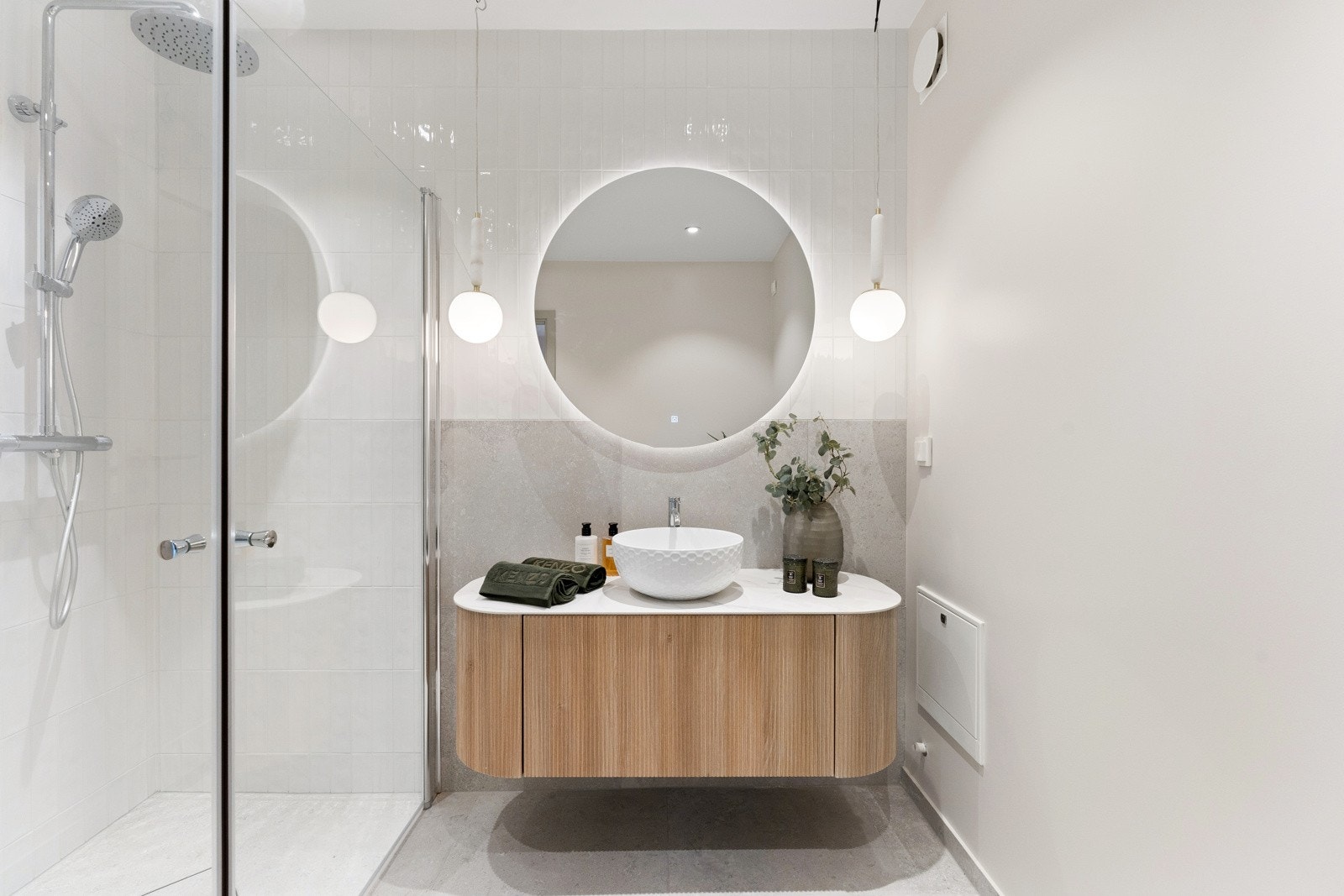 Badet er utstyrt med dusjhjørne med innfellbare glassvegger og det er opplegg for vaskesøyle. Galleribilde