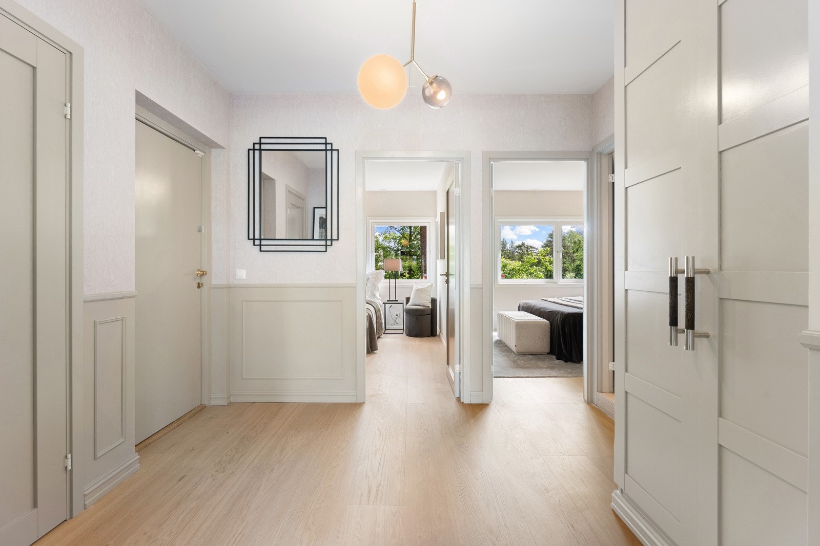 Leiligheten er beliggende i sjeldent usjenert første etasje med hage rett ut. Galleribilde