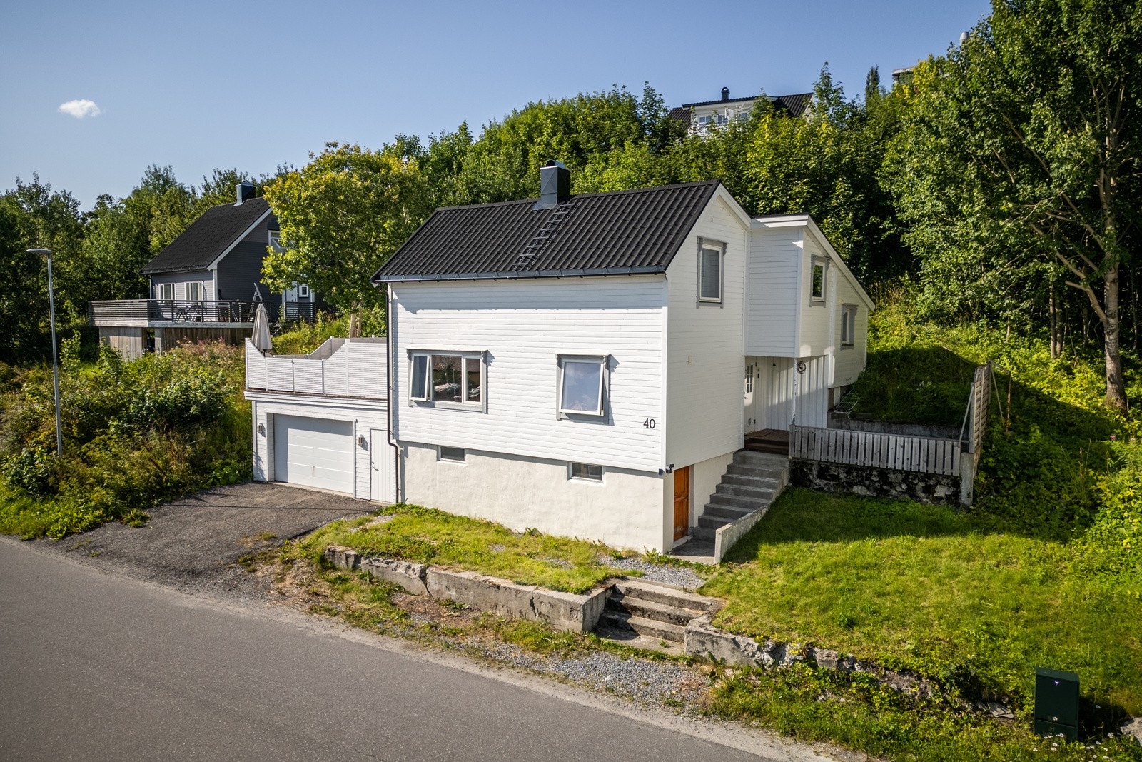 Stor garasje med gode parkering og oppbevaringsmuligheter - Kjeller med mye oppbevaringsmuligheter Galleribilde