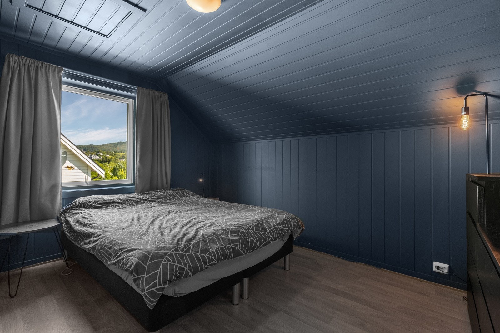 Alle rommene har god plass til dobbeltseng, nattbord og garderobeløsning Galleribilde