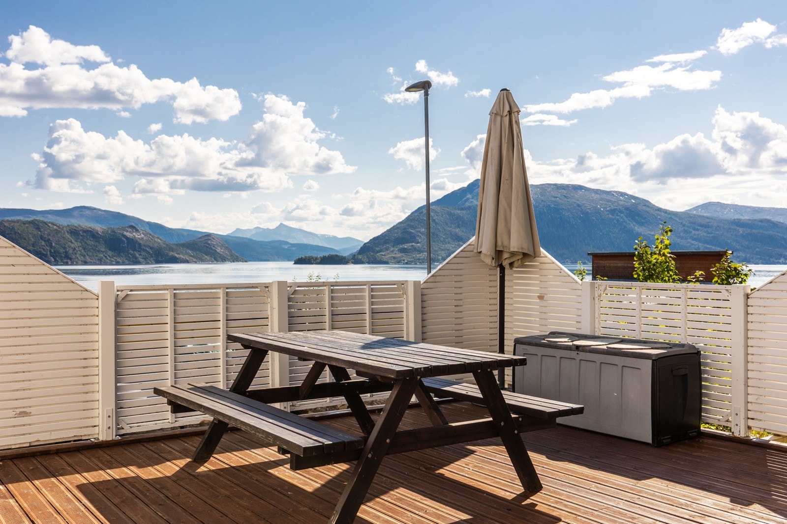 Fra stuen har du direkte utgang til stor og solrik terrasse, her har du god plass til flere sittegrupper og grill Galleribilde