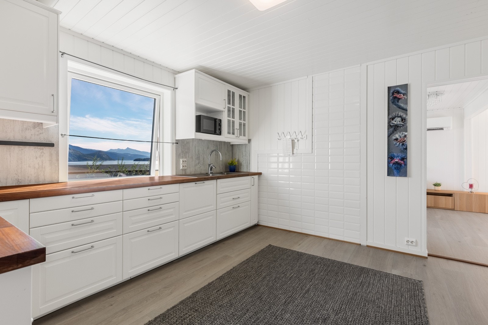 Lekkert IKEA kjøkken nytt fra 2018 med mye skap- og benkeplass Galleribilde