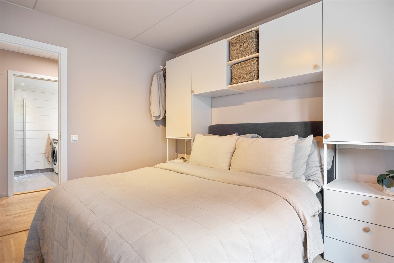 Det er plass til dobbeltseng og smart garderobeløsning Galleribilde