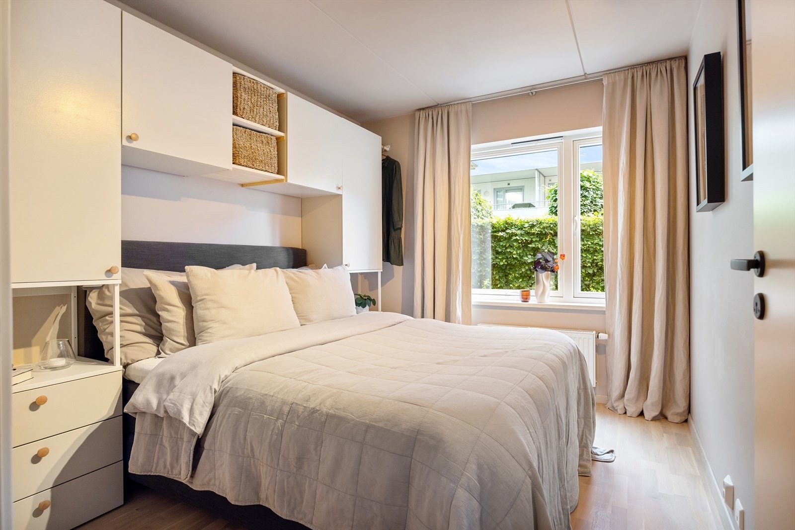 Lunt, innbydende og romslig soverom med stort vindu Galleribilde