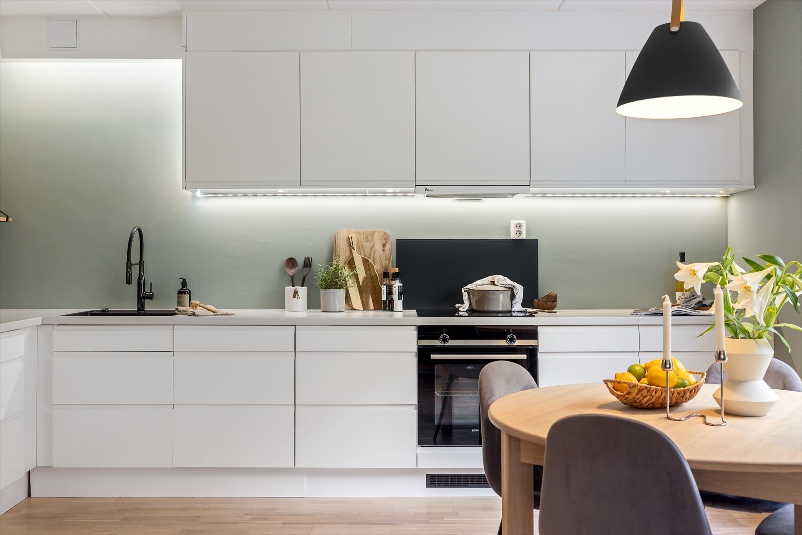 Integrert kjøl/frys, oppvaskmaskin, ovn og platetopp Galleribilde