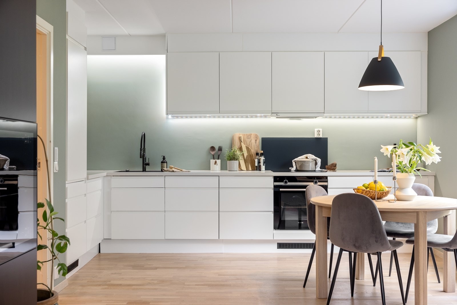 Stilsikkert kjøkken med masse lagringsplass i både skap og skuffer Galleribilde