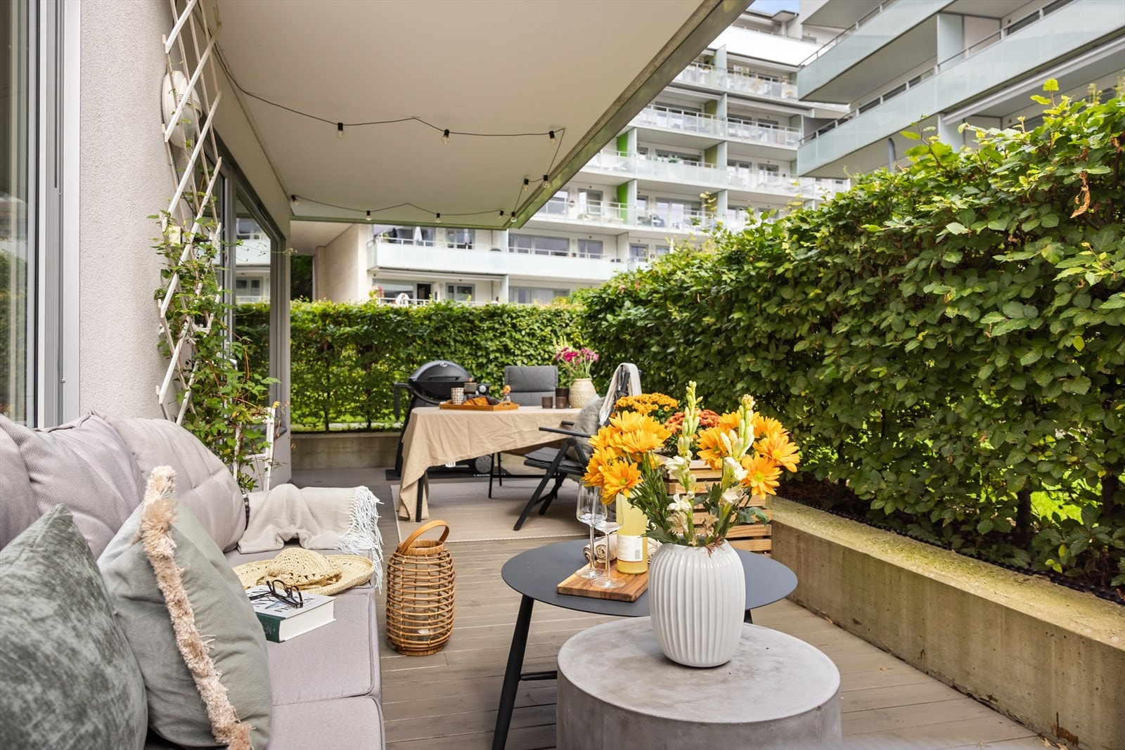 Terrassen er overbygd, og det er montert belysning og stikkontakt på vegg Galleribilde