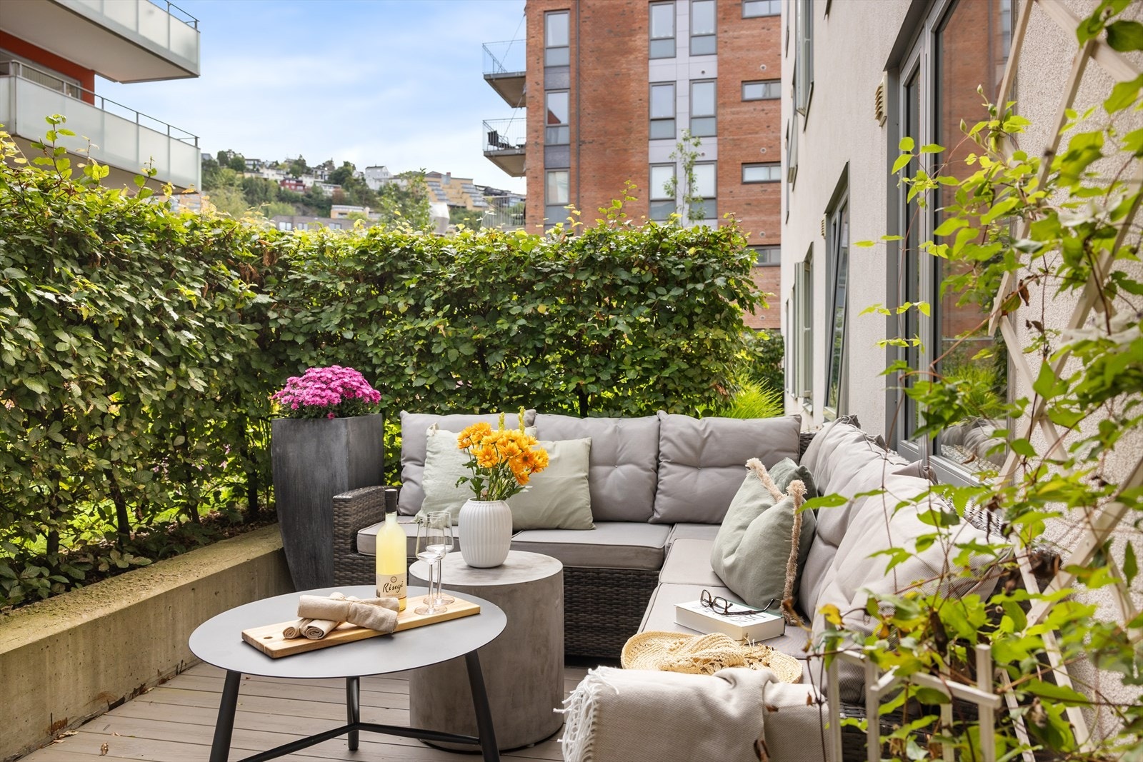 Markterrassen er godt skjermet med hekk Galleribilde