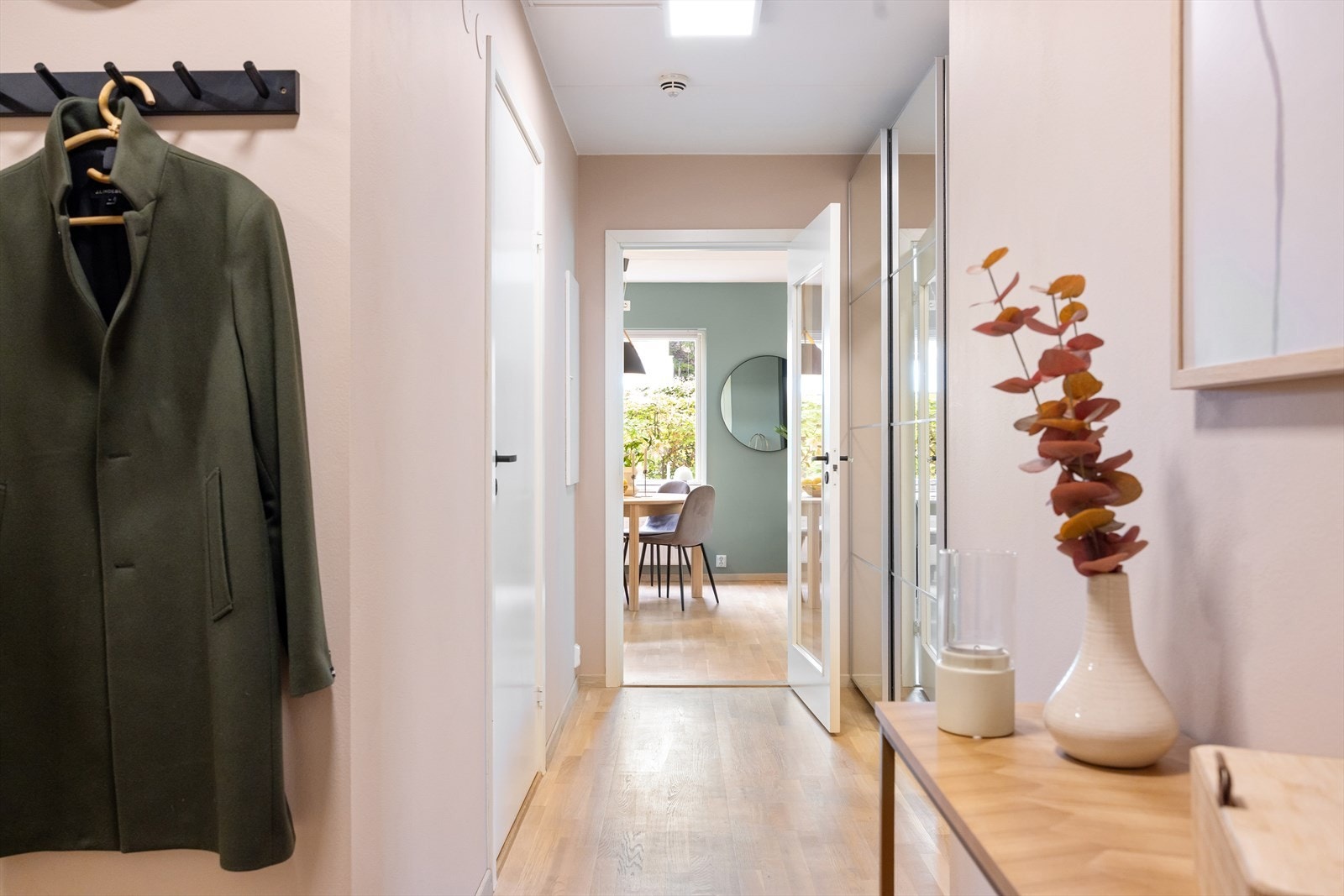 Det er plass til knagger, skohylle og innholdsrik skyvedørsgarderobe for oppbevaring av yttertøy Galleribilde