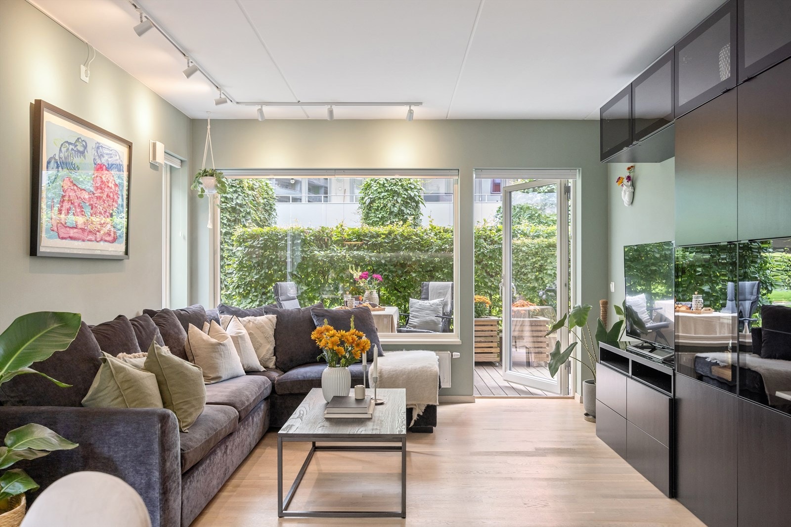 Det er godt lysinnslipp via store vindusflater og balkongdør Galleribilde