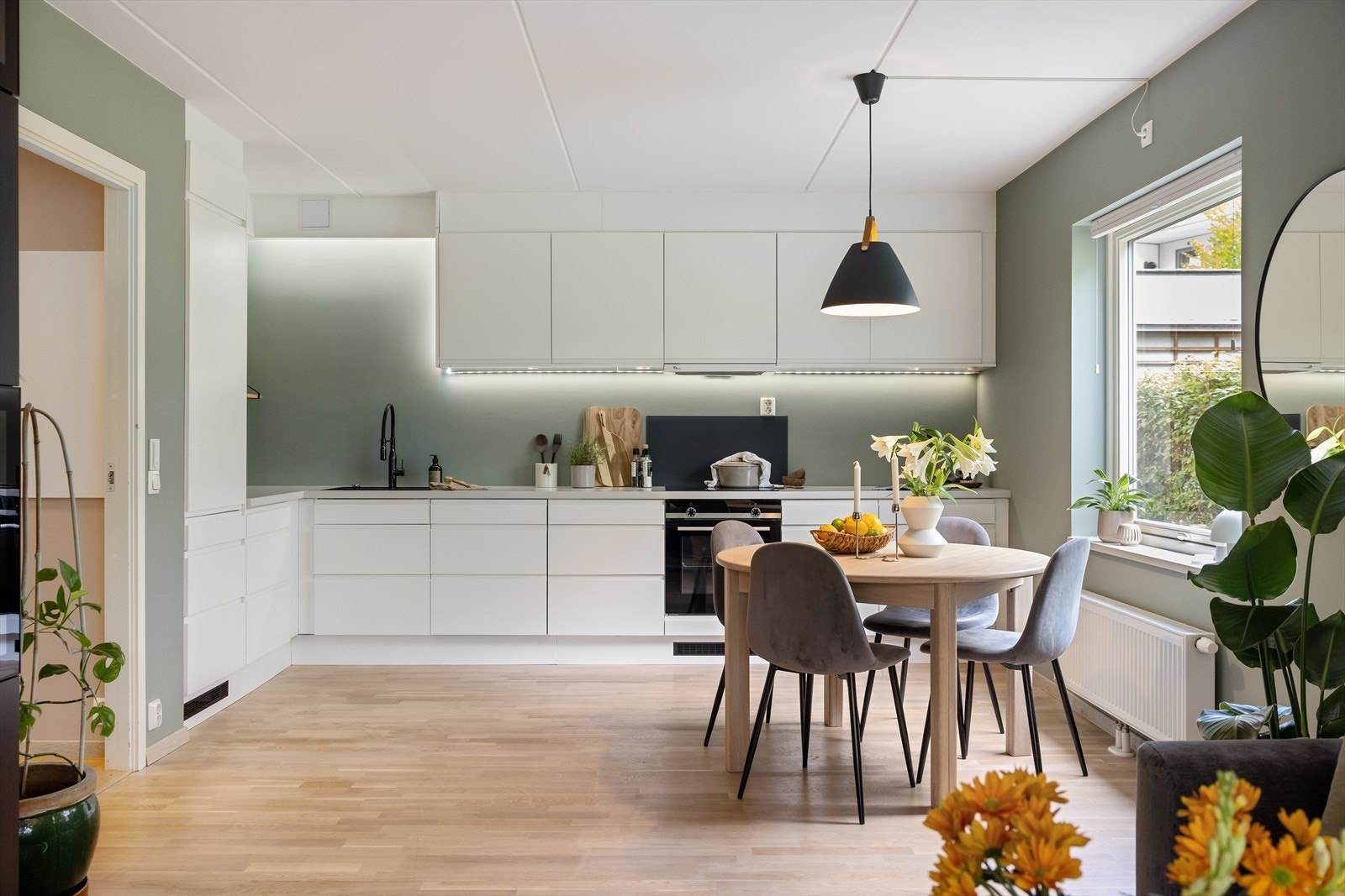 Ved kjøkkenet er det plass til hyggelig spisegruppe Galleribilde
