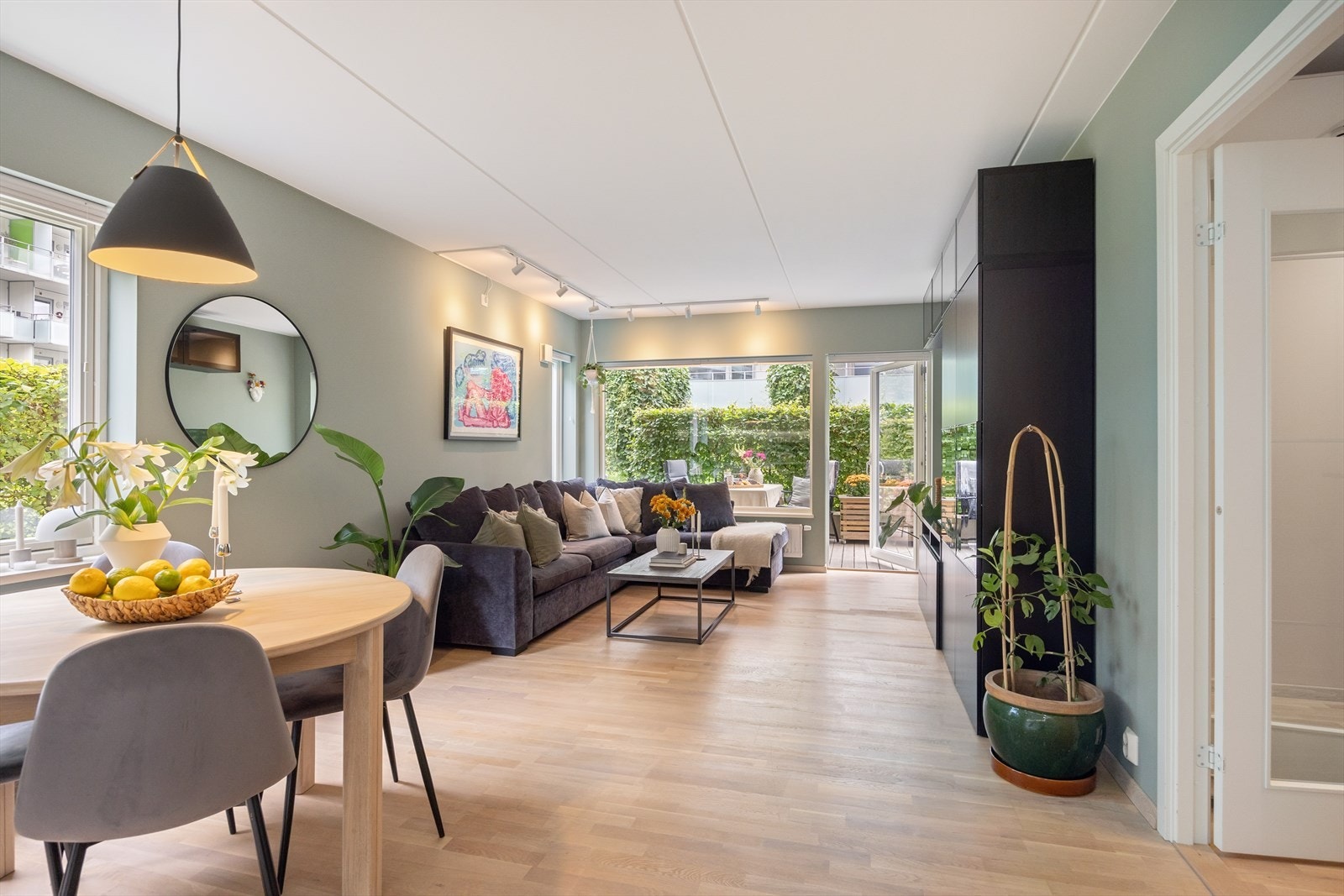 Leiligheten ligger i 1. etasje og inneholder entré, kjøkken, stue, bad og soverom Galleribilde