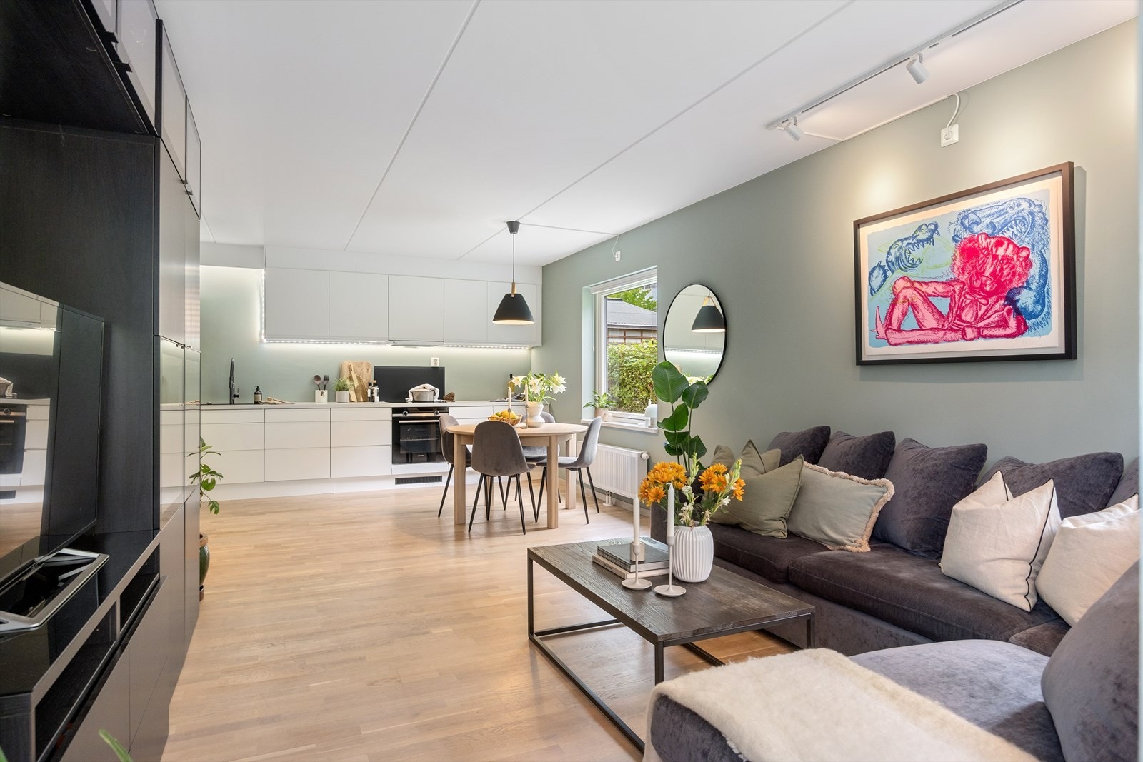 Leiligheten har stilrene overflater med pen parkett og delikate fargevalg Galleribilde