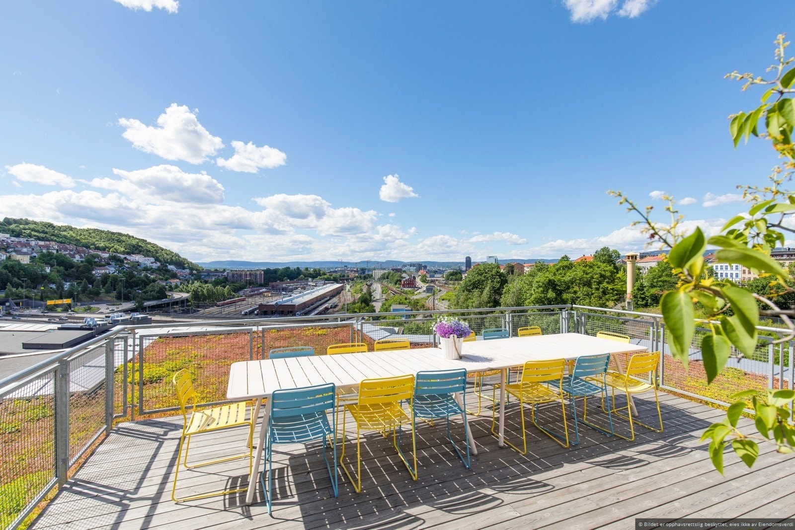 Ta heisen opp til den idylliske takterrassen med nydelig utsikt og sol fra morgen til kveld! Galleribilde