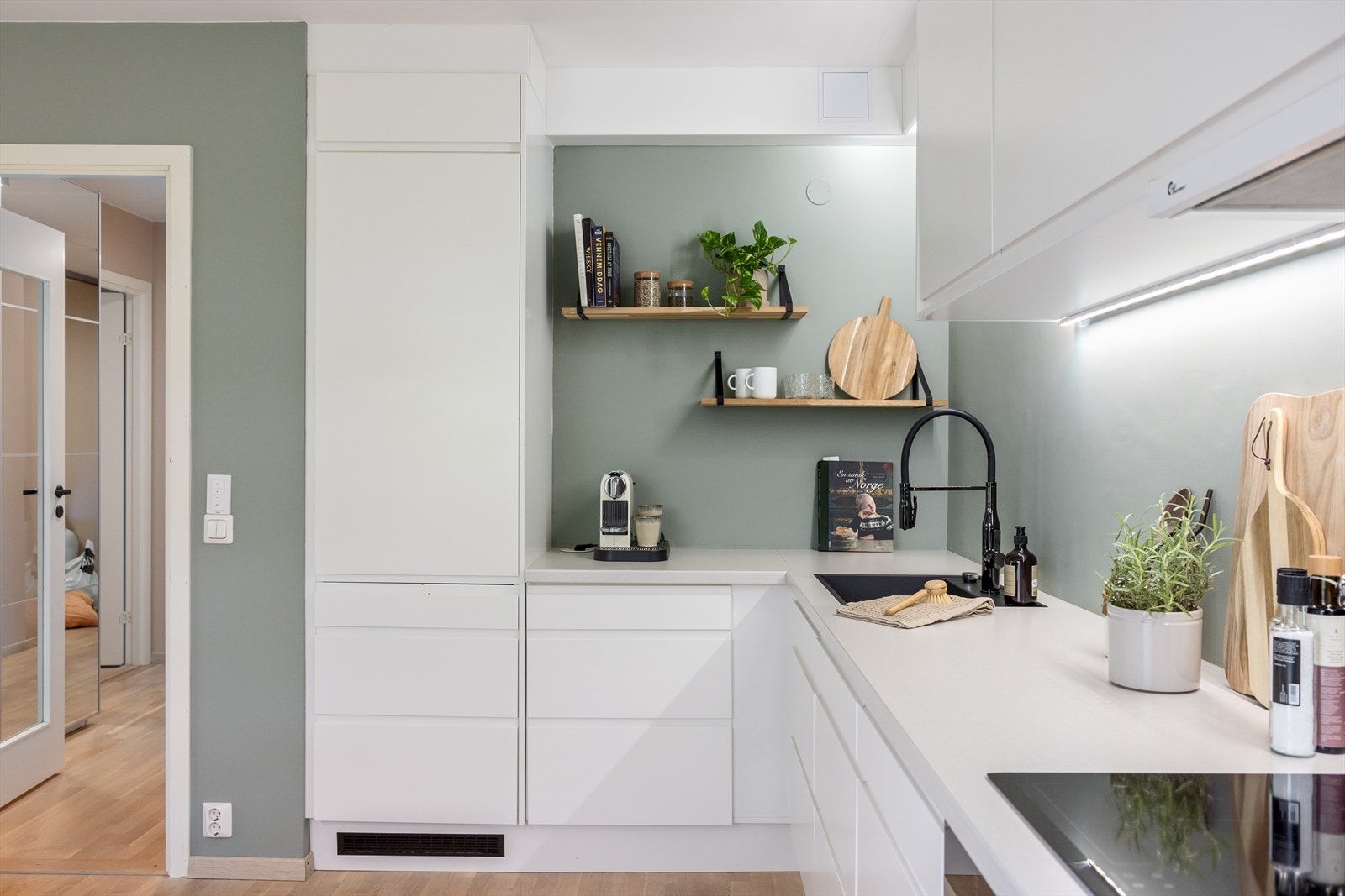 Kjøkkenet har en utforming som sikrer god arbeidsflyt - perfekt for kokken! Galleribilde