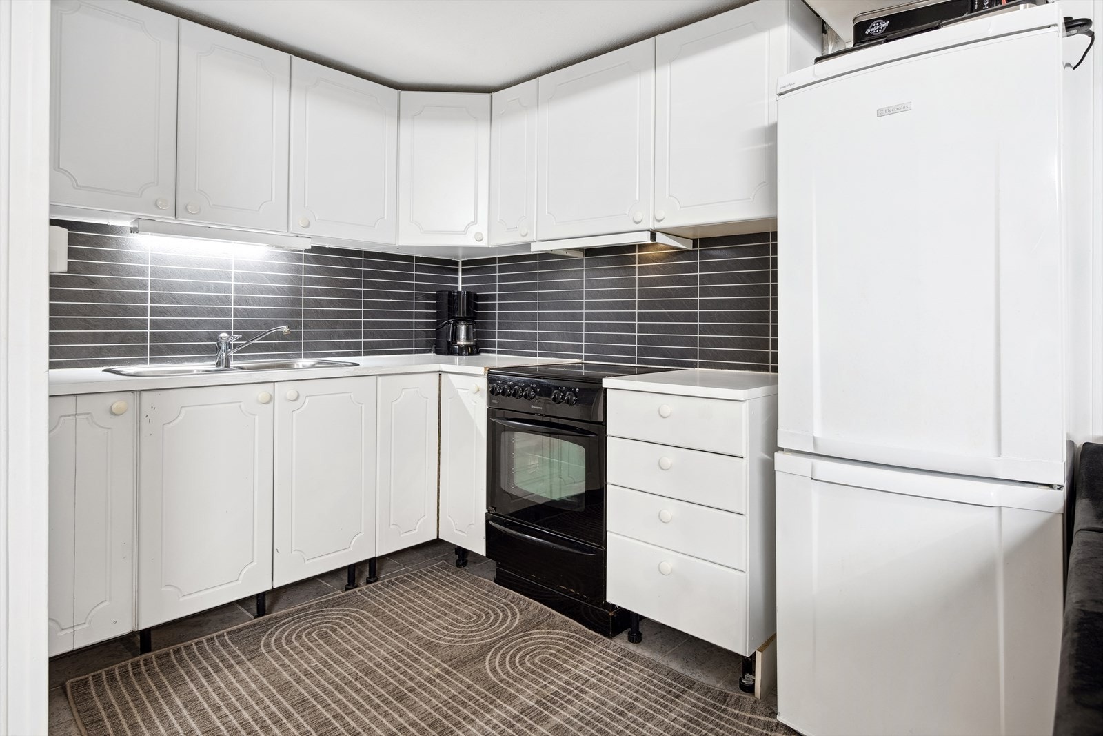 Kjøkken i innredet leilighet i kjeller - Leiligheten er ikke godkjent hos kommunen og er heller ikke godkjent for utleie. Galleribilde