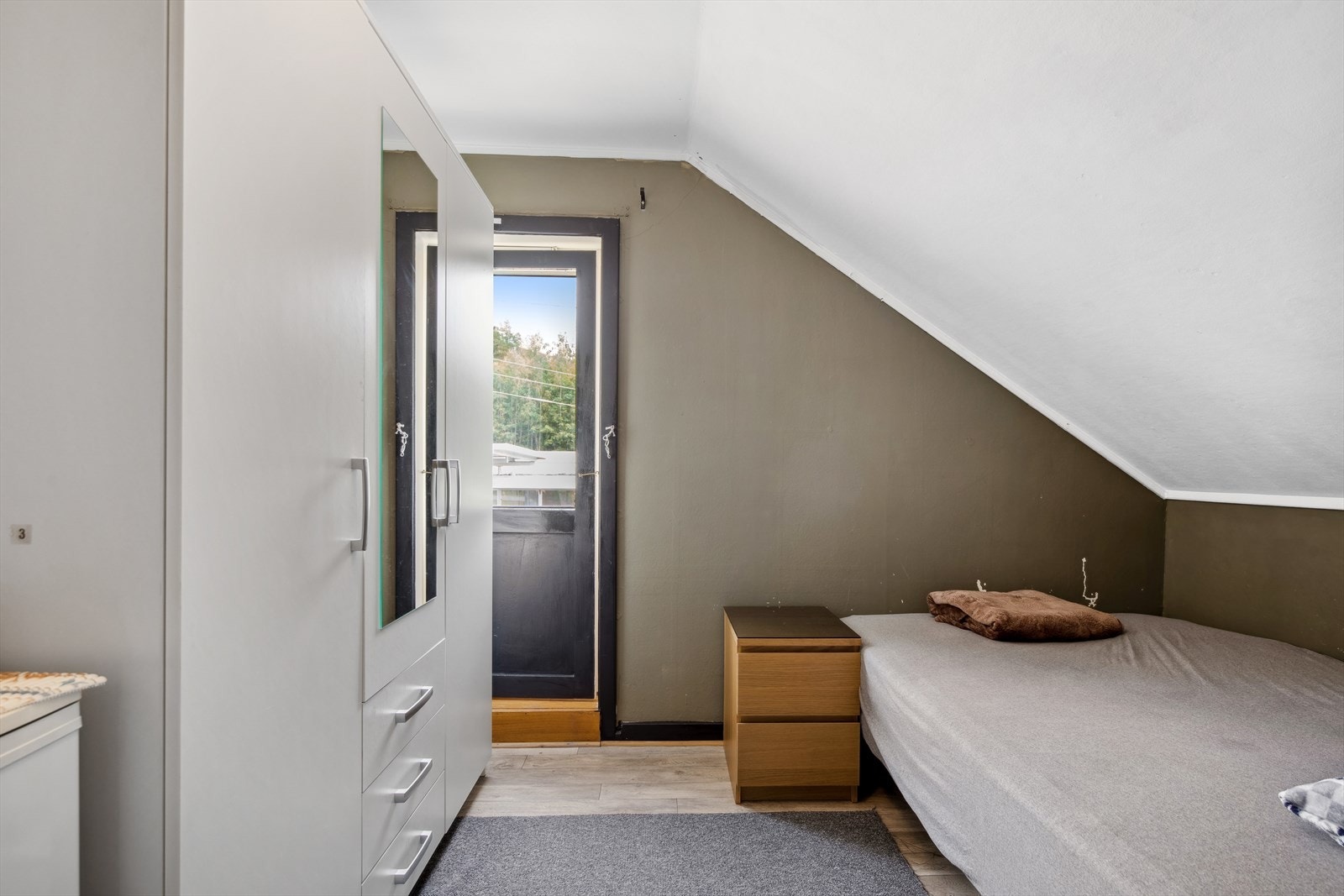 Dette soverommet har utgang til balkong. Galleribilde