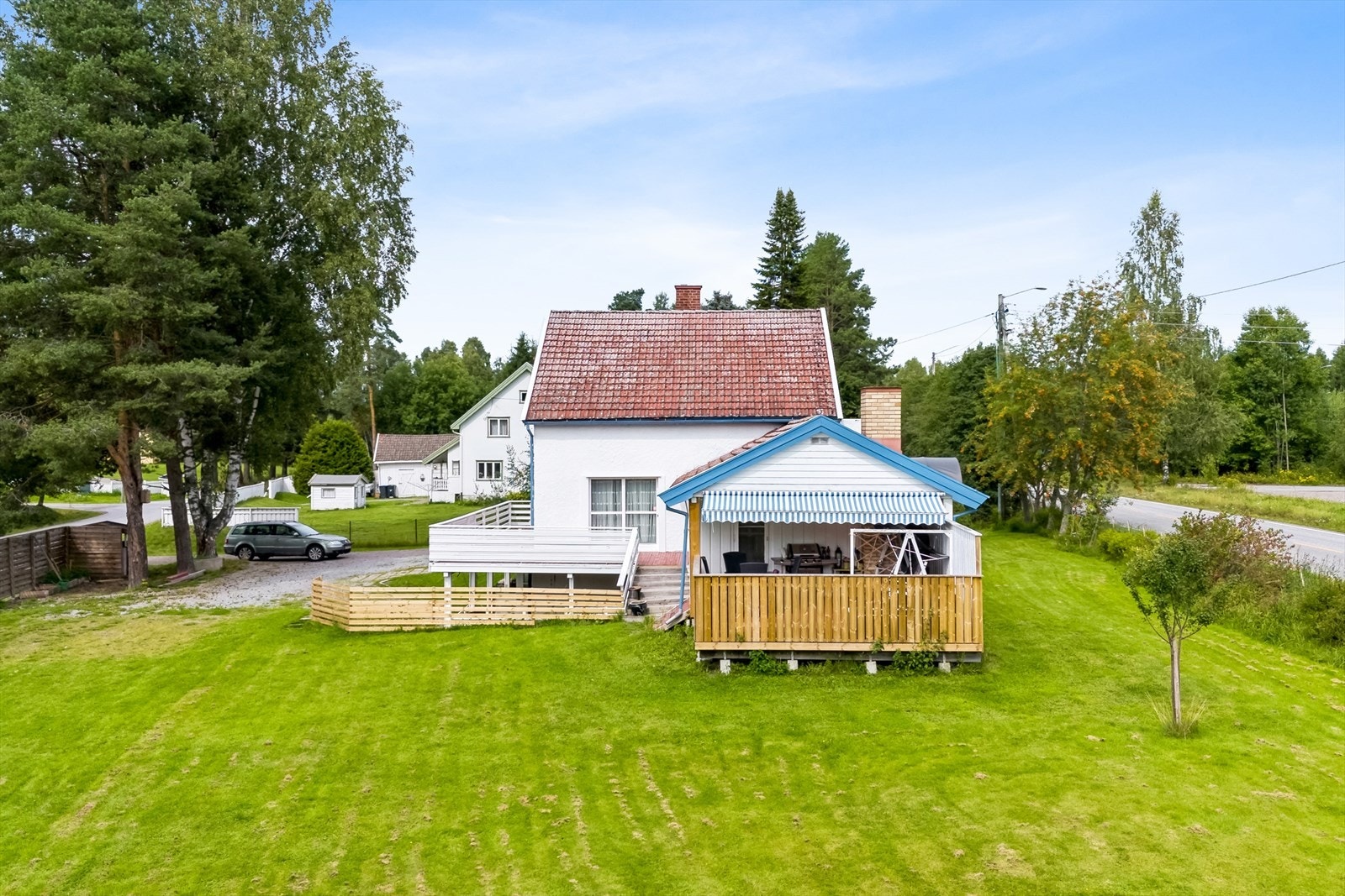 Romslig tomt opparbeidet med plen og prydbusker. Galleribilde
