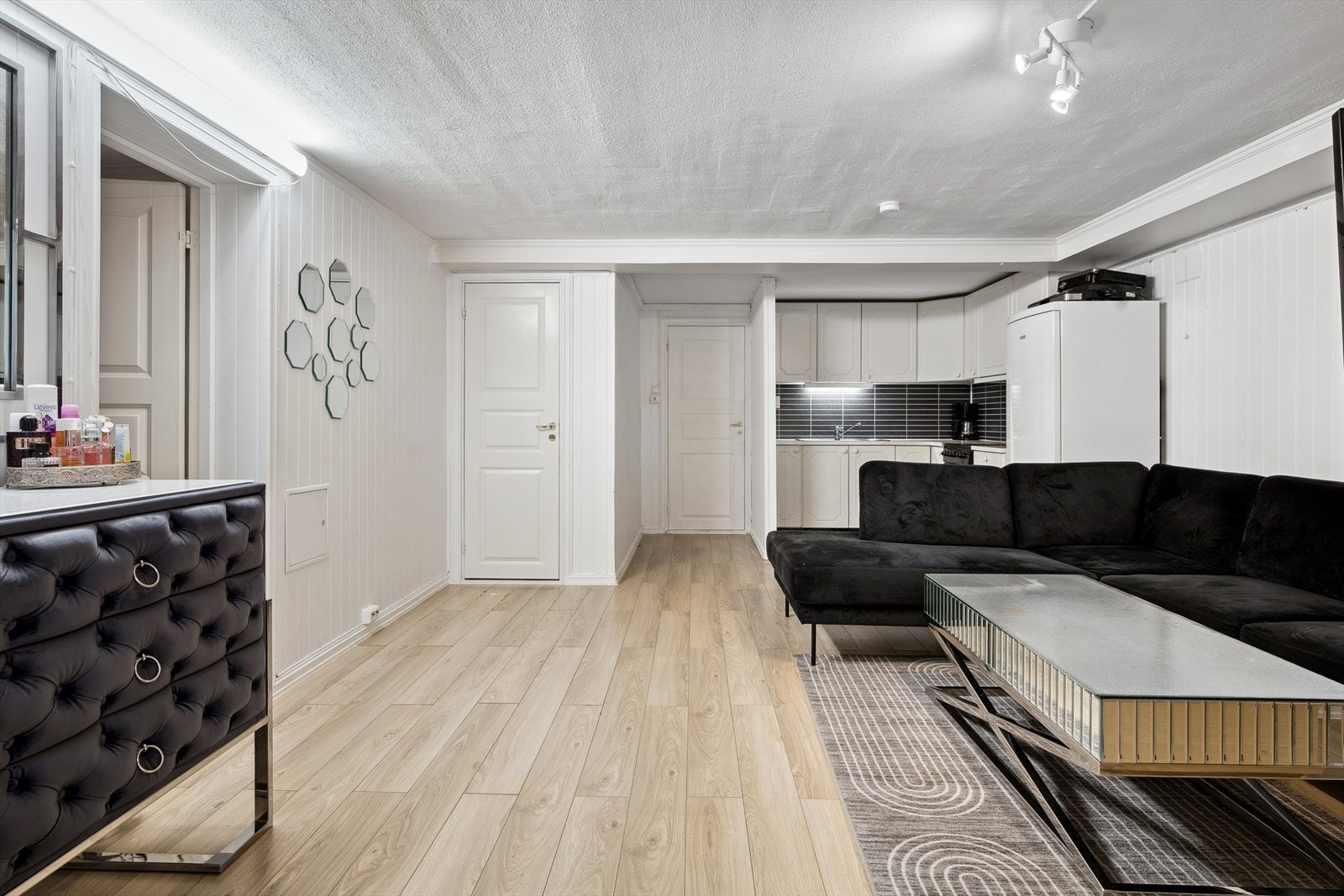 Kjøkkenet har åpen løsning til kjellerstue. Galleribilde