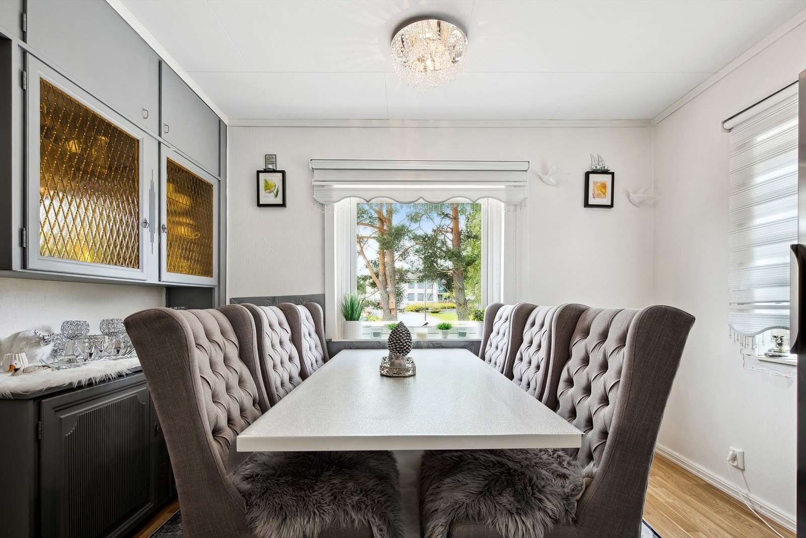 Boligen har tre stuer, hvor dette er innredet til spisestue. Galleribilde