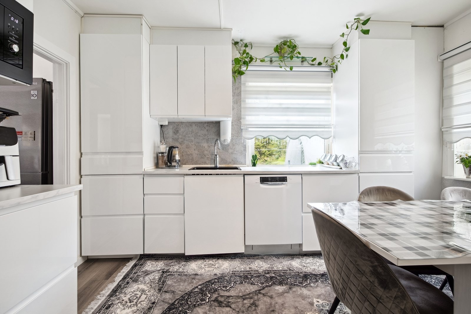 ikea kjøkkeninnredning med godt med skapplass. Galleribilde