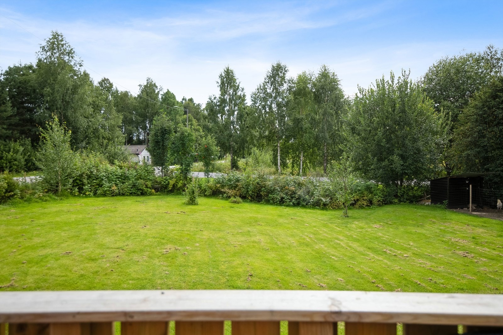 Fra terrassen har man fin utsyn til hagen. Galleribilde