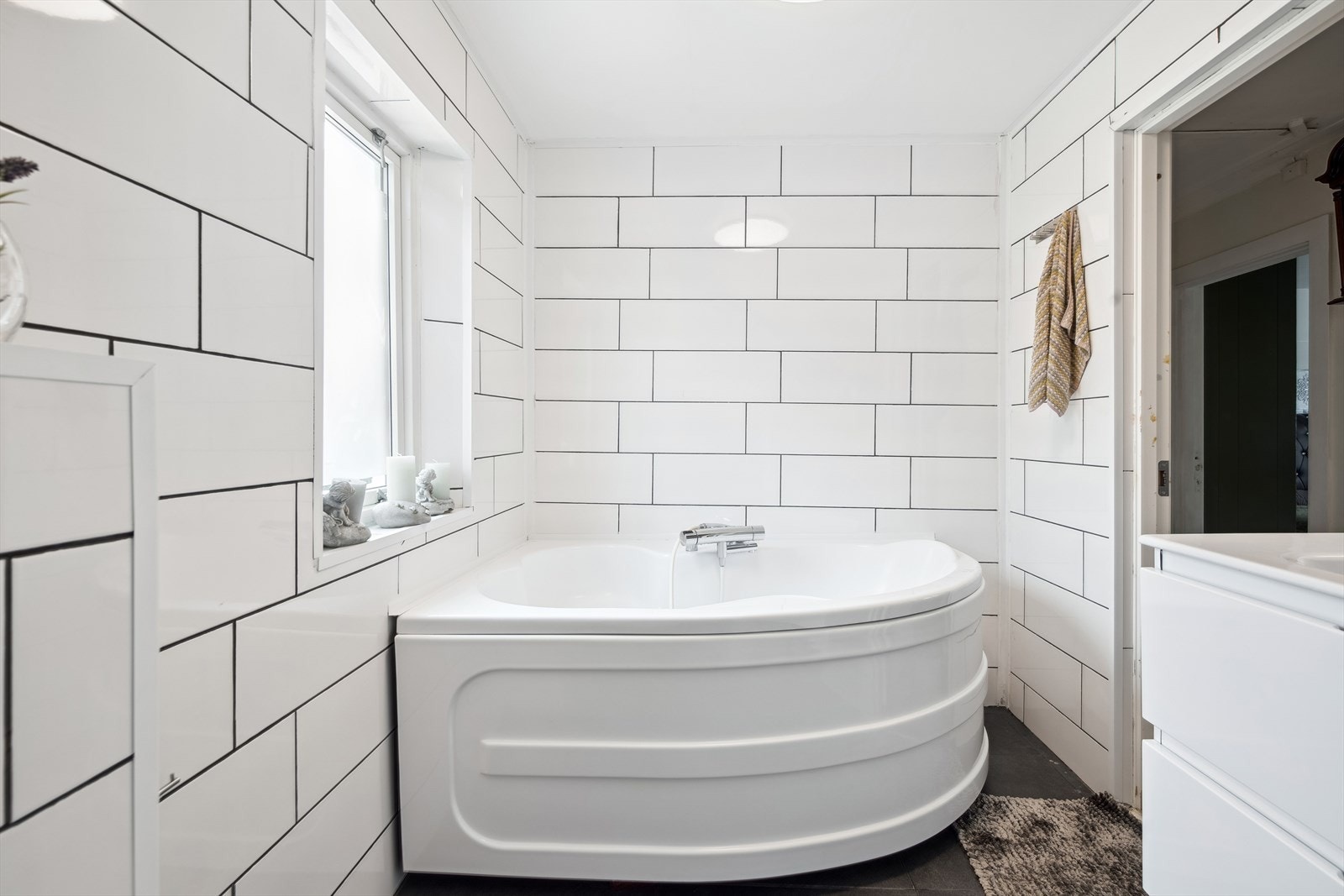 Hjørnebadekar på badet. Galleribilde