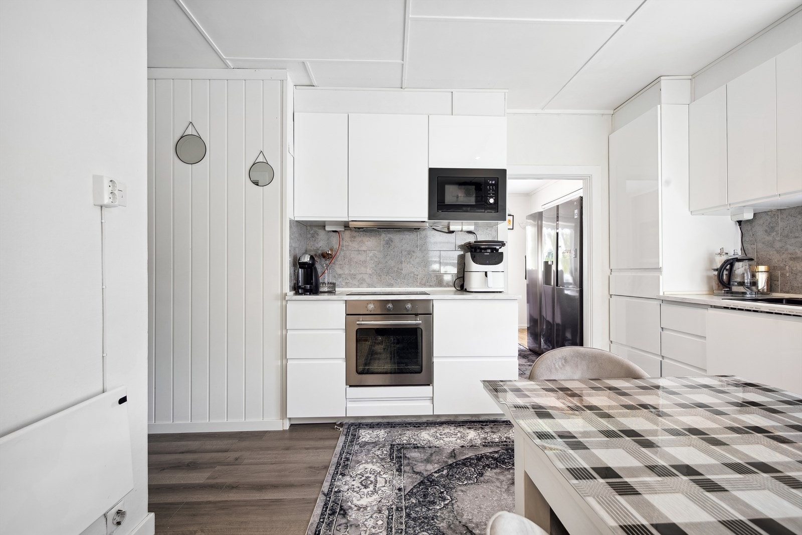 Integrert koketopp, stekeovn og mikroovn på kjøkkenet. Galleribilde