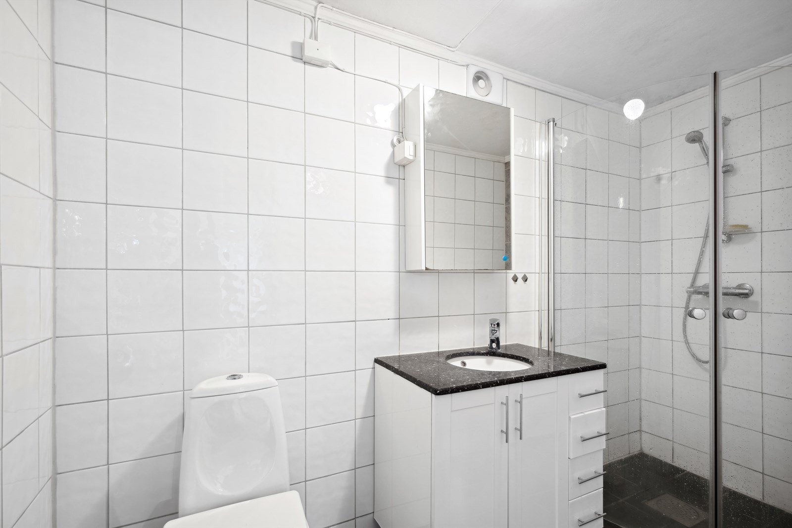 Flislagt bad i kjeller. Galleribilde