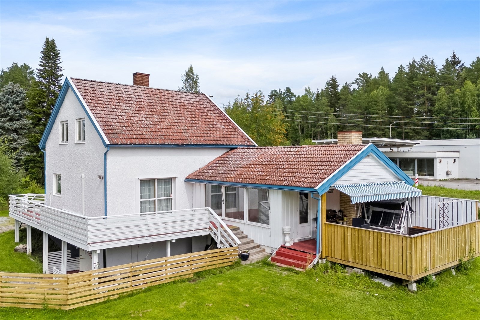 Enebolig fra midten av 1950-tallet med fasader av murpuss og tilbygg fra 1972 med tømmermannspanel. Galleribilde