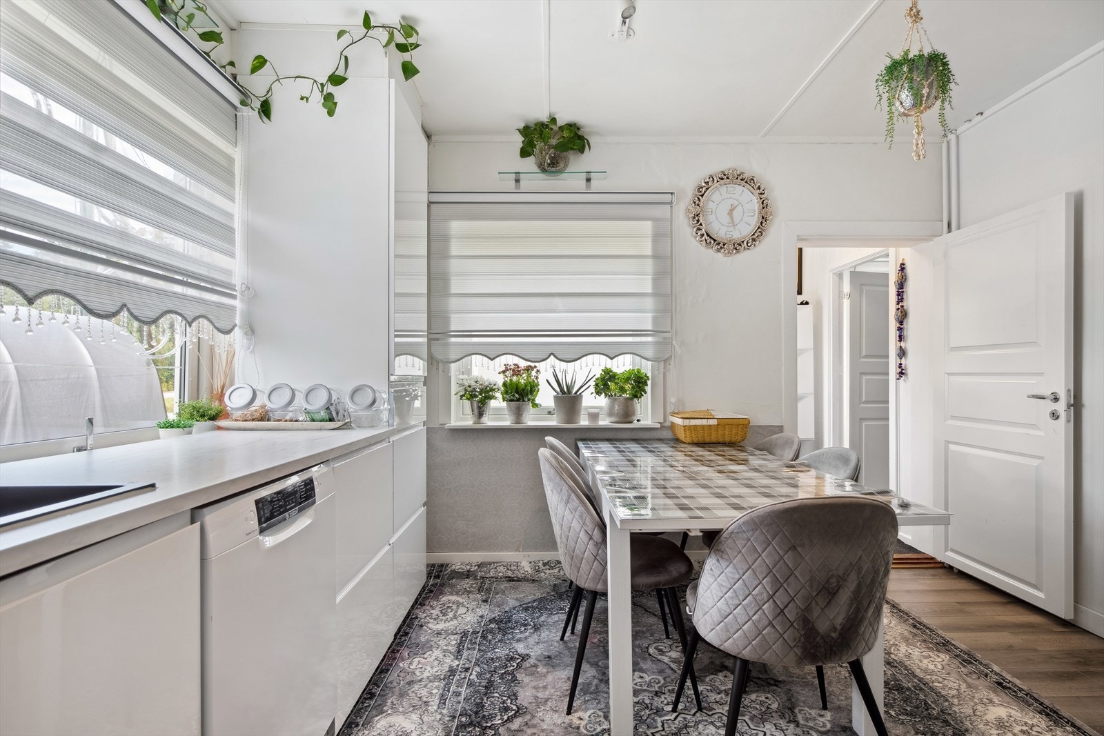 Koselig spiseplass på kjøkkenet. Galleribilde