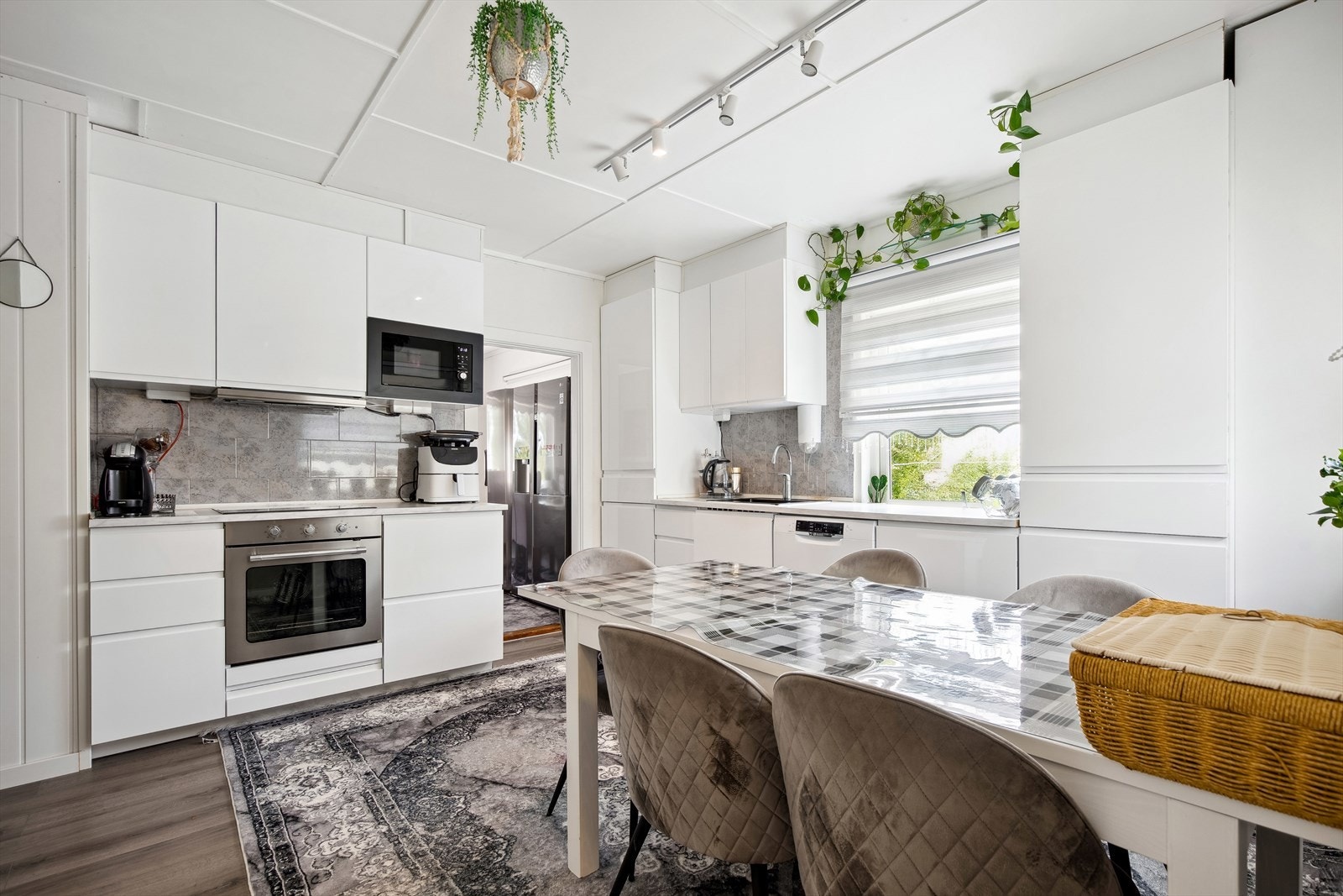 Romslig kjøkken. Galleribilde