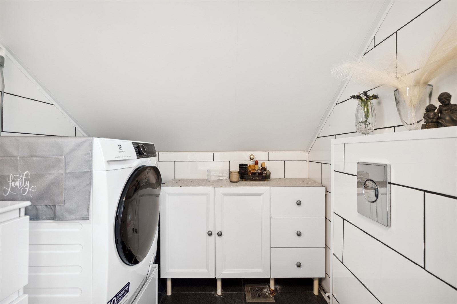 Vegghengt toalett og opplegg for vaskemaskin på badet. Galleribilde