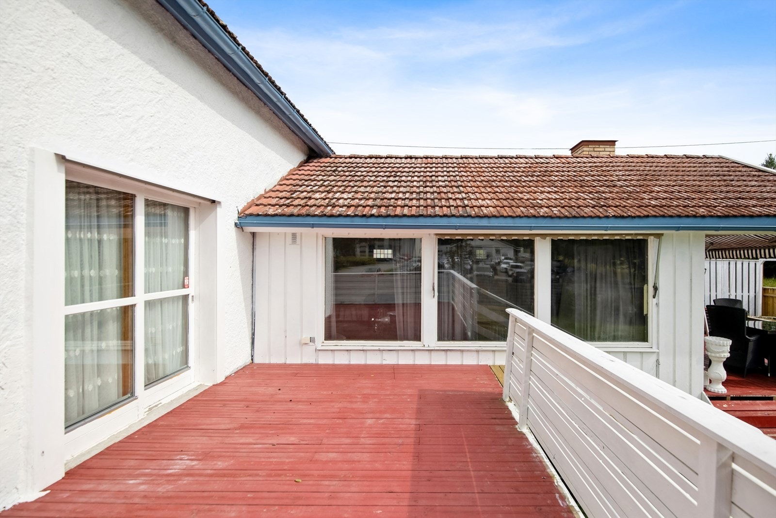 Stor terrasse hvor man kan kose seg på varme dager. Galleribilde