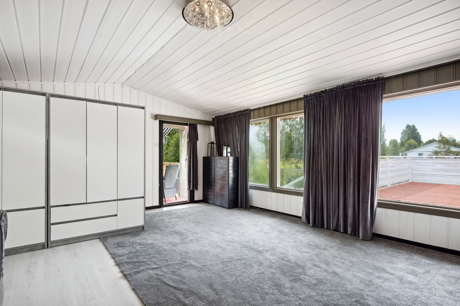 Romslig stue med utgang til terrasse. Galleribilde