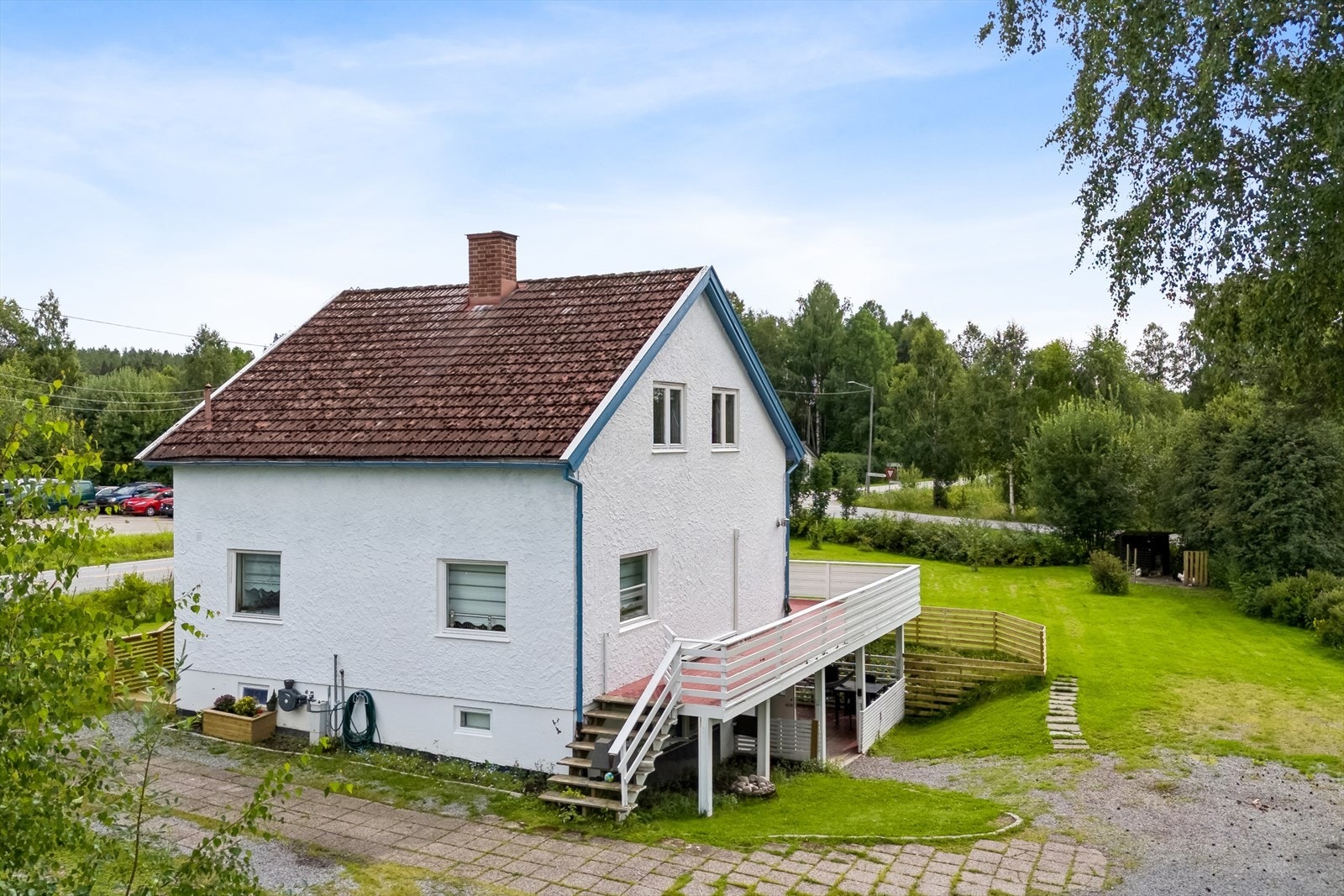 Enebolig i to etasjer + kjeller. Galleribilde