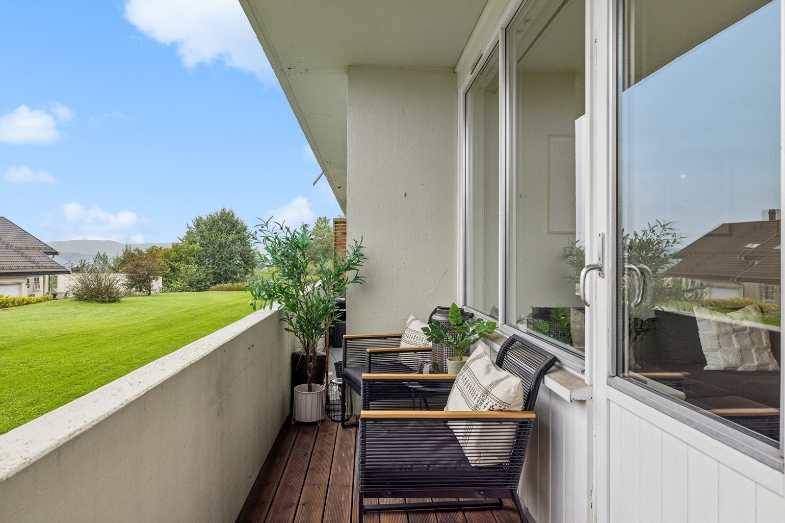 Boligen har hyggelige balkong på ca 5 kvm med utsikt over borettslagets hage. Galleribilde