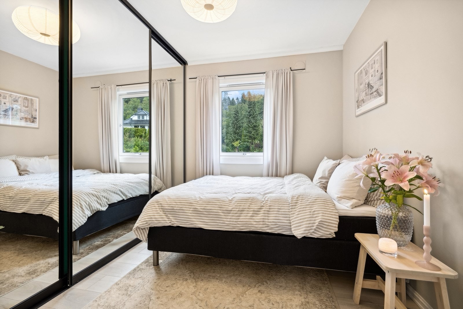 Soverom er pusset opp med nytt gulv, overflater og garderobeskap i juni 2024. Galleribilde