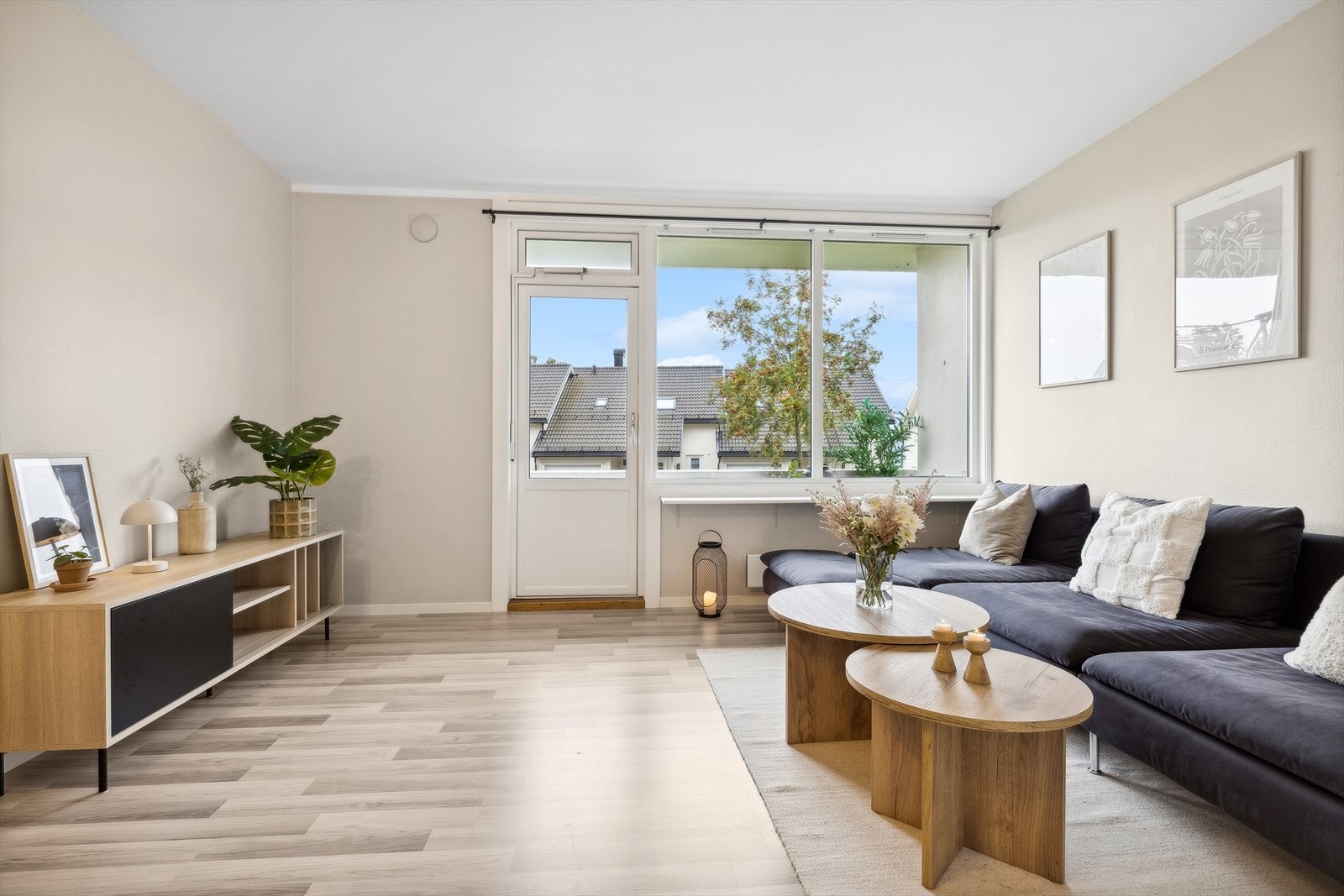 Stuen har utgang til koselig balkong på ca 5 kvm. Galleribilde